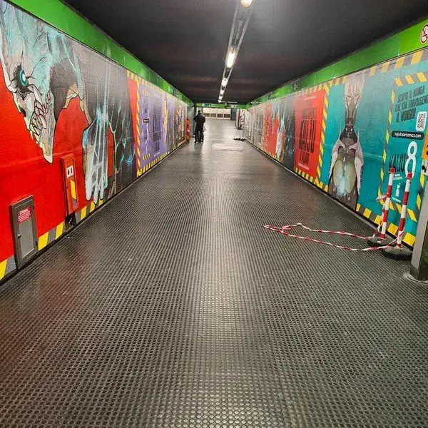Tampilan Manga Kaijuu No. 8 Di Sepanjang Stasiun Porta Genova