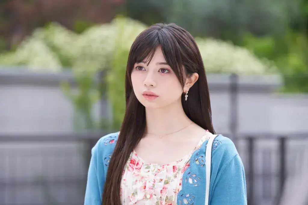 <strong>Hiyori Sakurada</strong> sebagai Chizuru Mizuhara