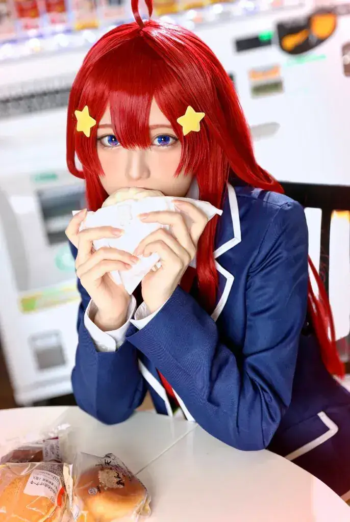 Potret Akari Bercosplay Sebagai Itsuki